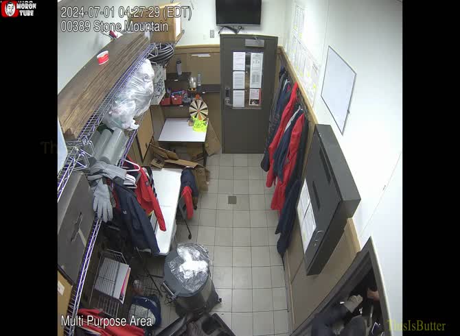 Video :An employee of Chick-fil-A neutralizes an armed robber